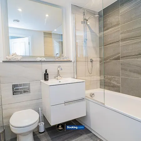 Spacious 2 Bedroom Apt By Ls2G Short Lets & Serviced Accommodation Greater London With Free Wifi Exterior photo